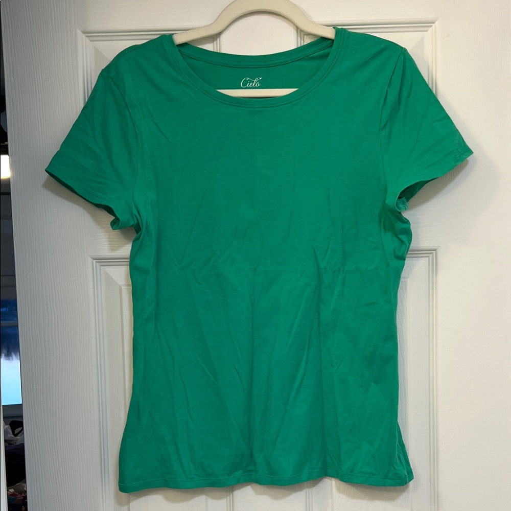 Cielo Short Sleeve Tee in Bright Emerald Green